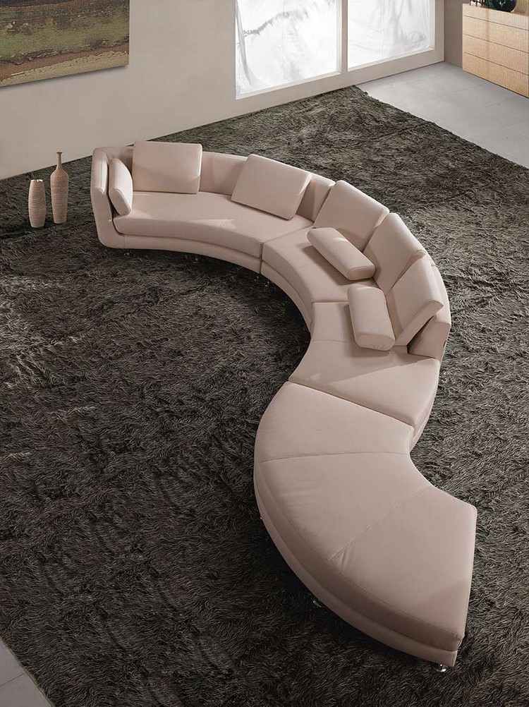 runde-sofas-modern-rose-grauer-shaggy-teppich