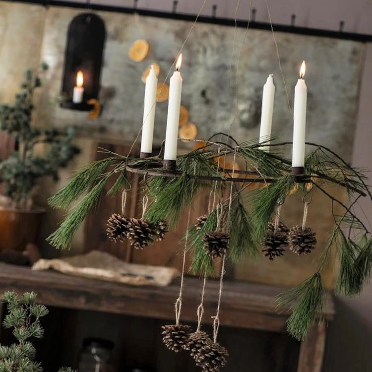 rustikaler adventskranz aus tannenzweigen und zapfen