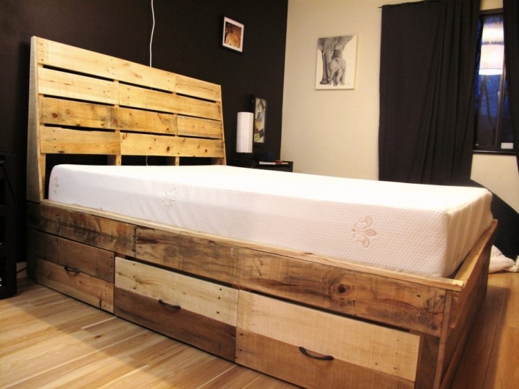schubladenbett-massivholz-ideen-schlafzimmer-doppelbett-altes-holz-paletten-schubladen-selber-machen