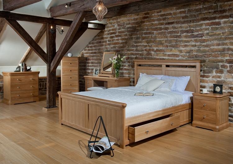 schubladenbett-massivholz-ideen-schlafzimmer-doppelbett-hell-moebel-nachttische-set