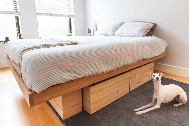 schubladenbett-massivholz-ideen-schlafzimmer-doppelbett-modern-minimalistisch-naturholz-hund