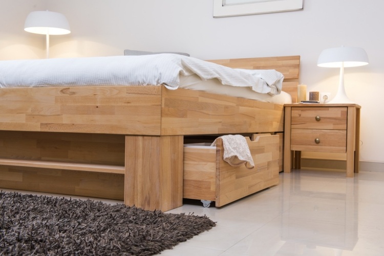 schubladenbett-massivholz-ideen-schlafzimmer-doppelbett-modern-schublade-rollen-nachttisch