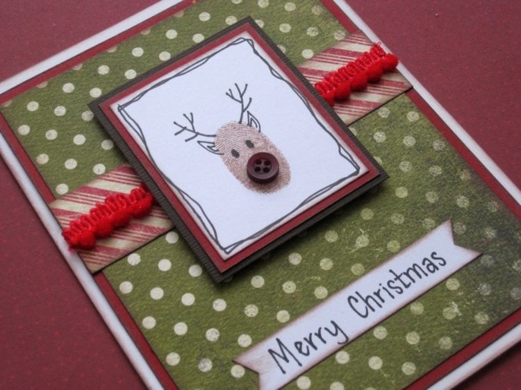 selber basteln weihnachtskarten fingerabdruck rentier gesicht nase knopf gruen papier
