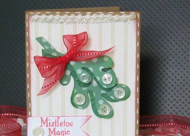 selber basteln weihnachtskarten mistelzweig gruen papier schneiden knoepfe schleife rot