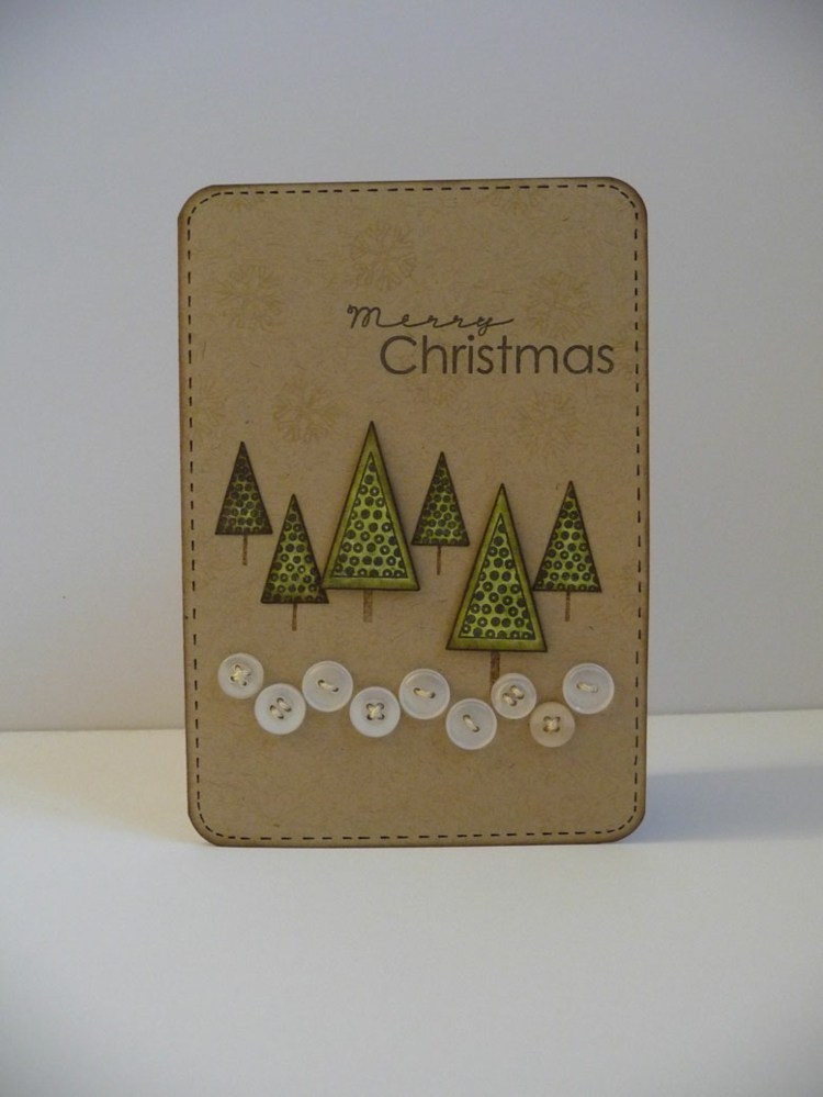 selber basteln weihnachtskarten rustikal papier tannen 3d knoepfe weiss schnee