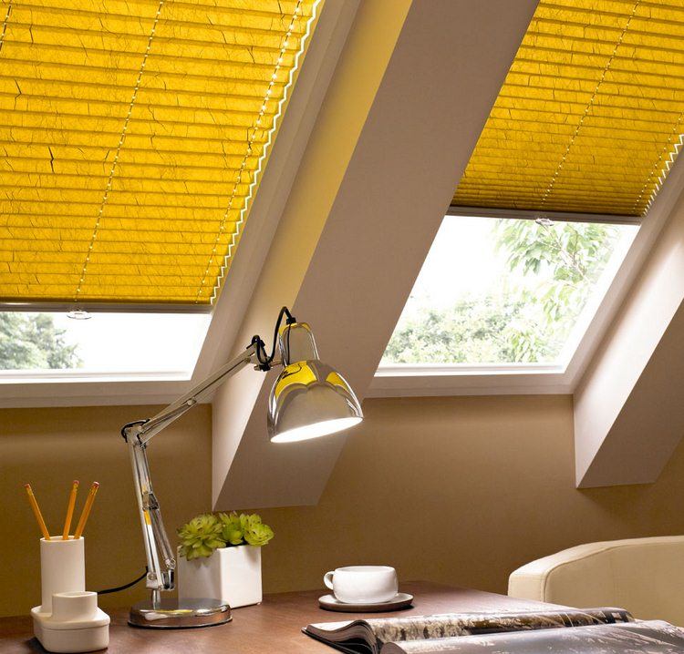Sonnenschutz für Fenster innen plissees-orange-dachfenster-schreibtisch