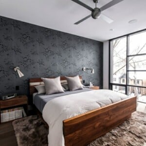 tapete in schwarz elegant modern schlafzimmer hellbraun teppich pluesch