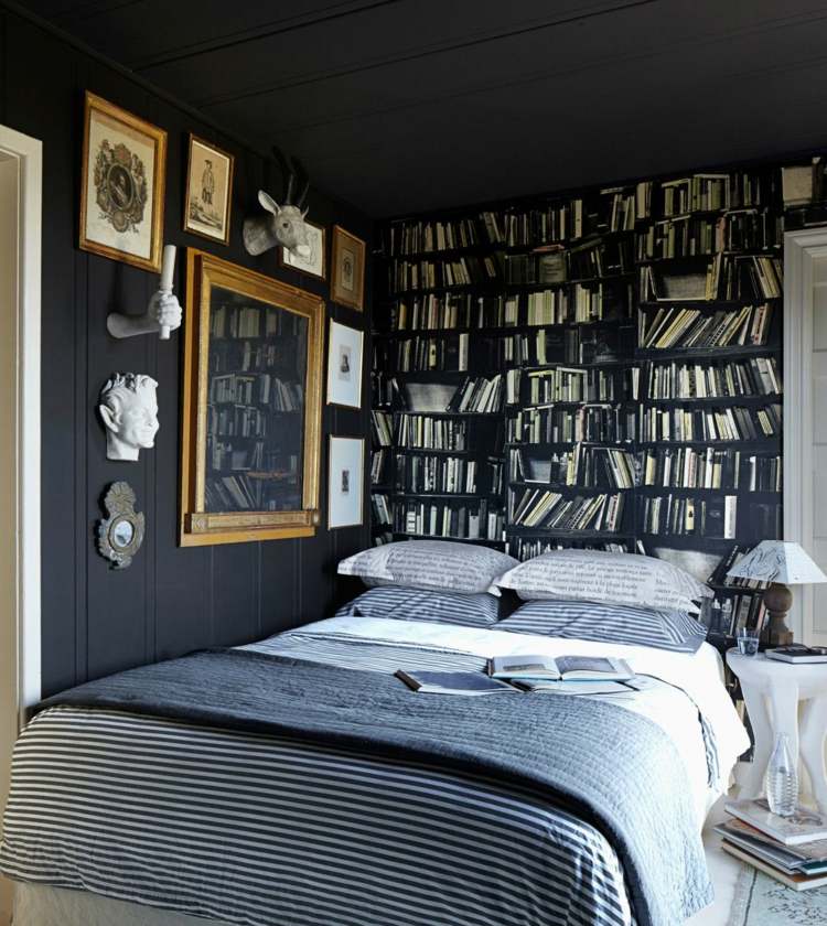 tapete in schwarz regal buecher imitation wandgestaltung schlafzimmer decke dunkel