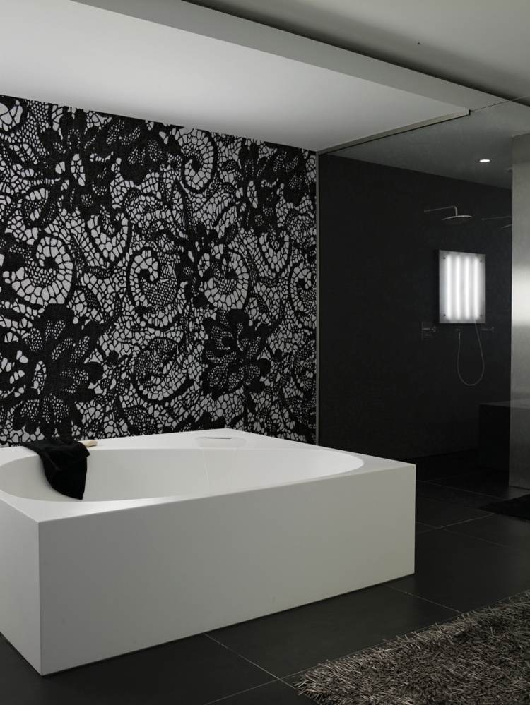 tapete schwarz design spitze badezimmer einrichtung badewanne glasdusche
