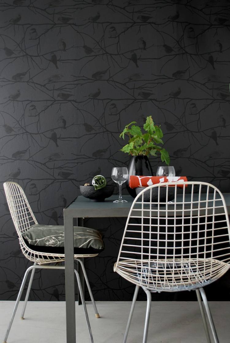 tapete schwarz voegel motive zweige esszimmer stuehle draht design