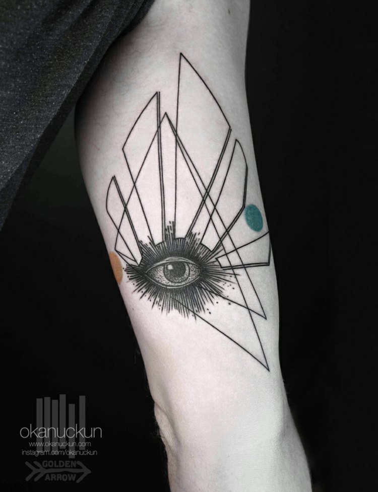 tattoos mit surrealem design auge scherben motive okan uckun