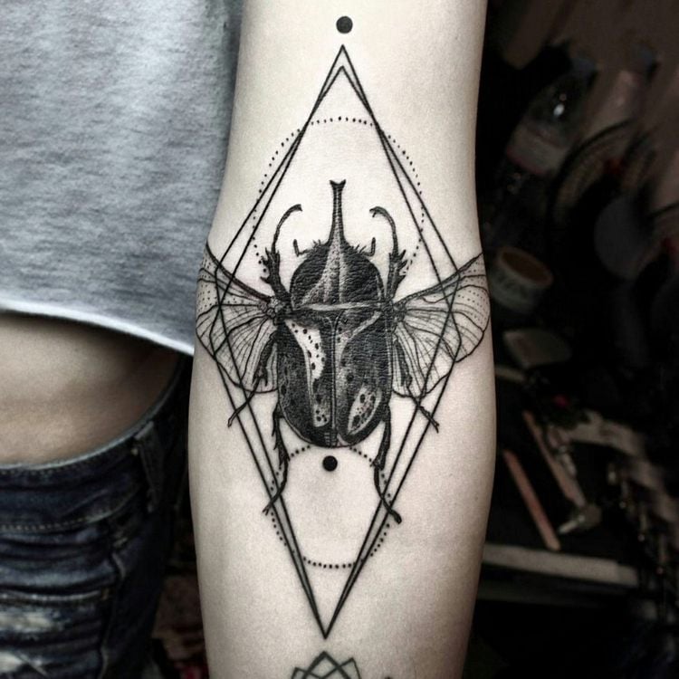 tattoos mit surrealem design kaefer insekt arm geometrisch