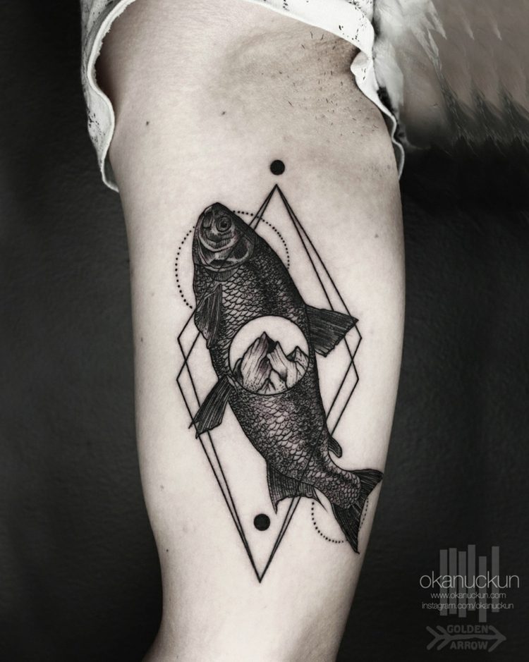 tattoos surrealem design fisch schwarz koi gebirge kreis