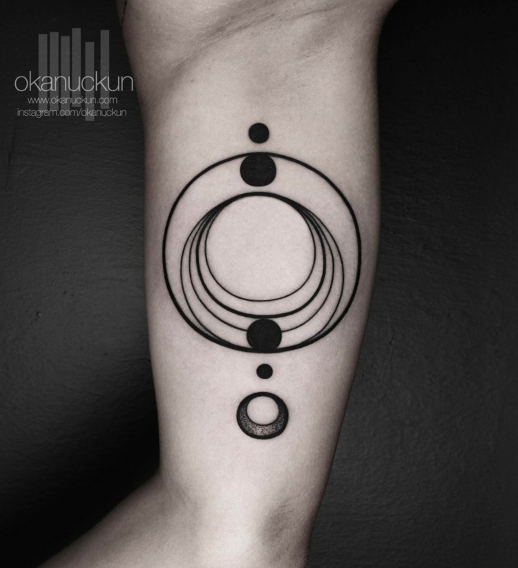tattoos surrealem design kreise damen idee planeten