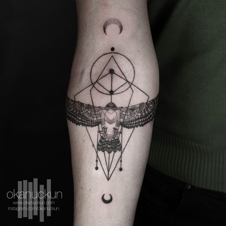 tattoos surrealem design kreise sichelmond falke adler idee unterarm