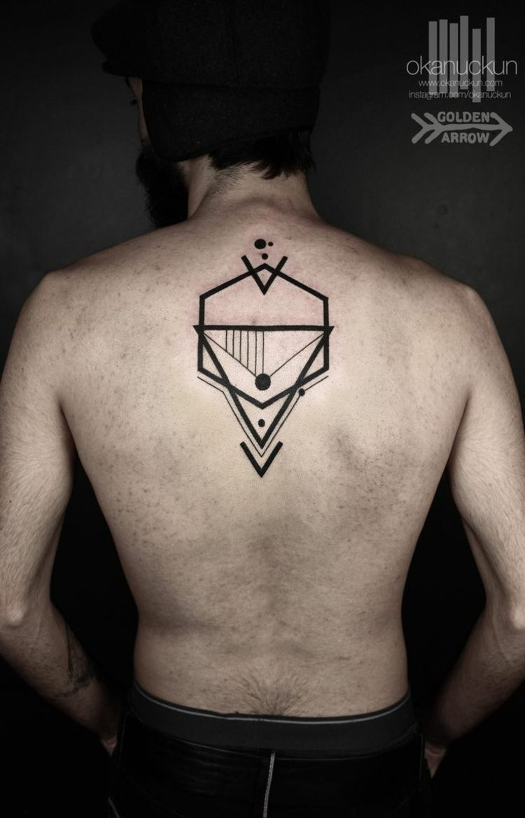 tattoos surrealem design ruecken idee geometrisch dreieck sechsseck