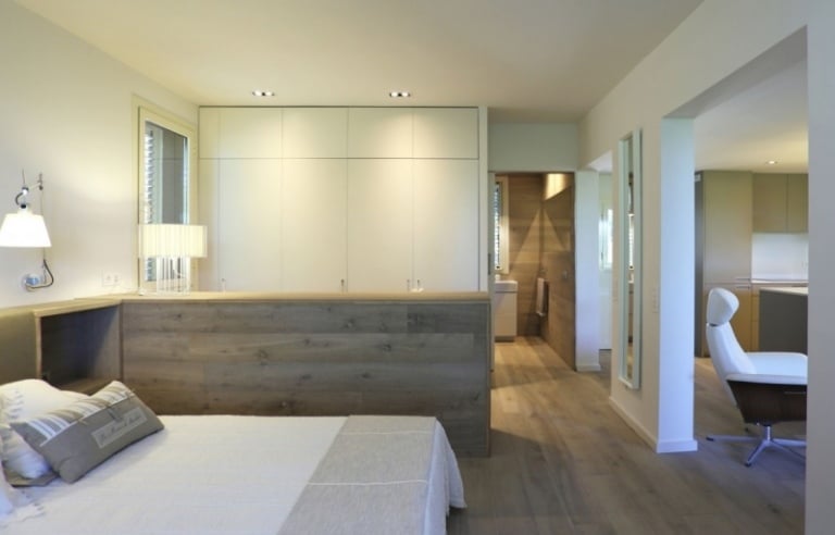 terrassenuberdachung-design-geflecht-schlafzimmer-weiss-offen-holzboden-simple
