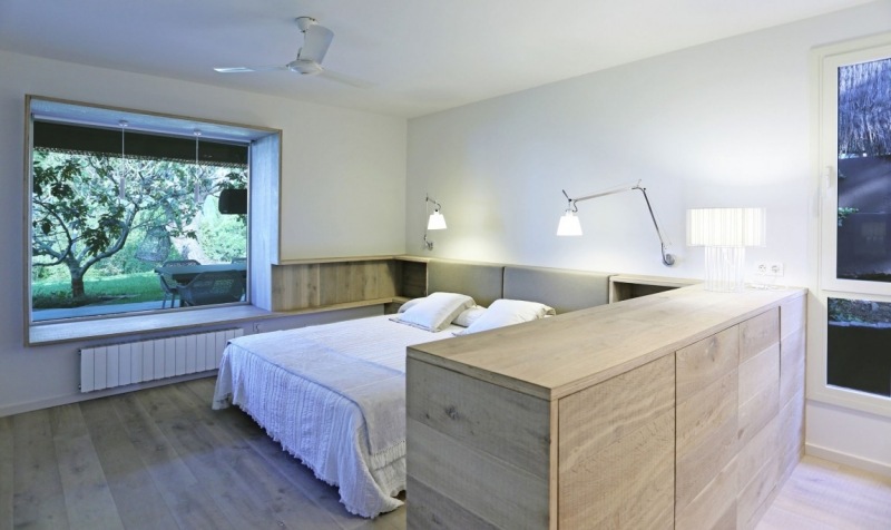 terrassenuberdachung-design-geflecht-schlafzimmer-weiss-wandfarbe-fenster