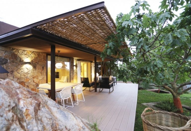 Terrassenüberdachung Design -geflecht-terrasse-gartenmoebel-tisch-stuehle-garten-natur