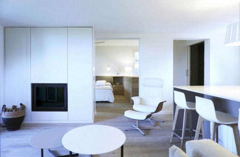 terrassenuberdachung-design-geflecht-weiss-minimalistisch-kamin-offen-wohnzimmer