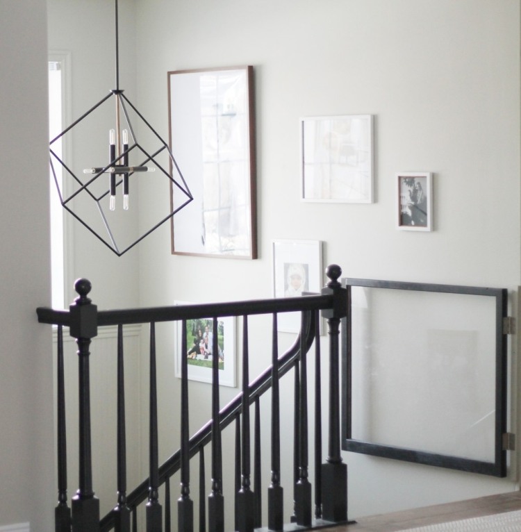 treppenhaus-renovieren-ideen-streichen-weiss-schwarze-gelaender-minimalistisch-modern-pendelleuchte