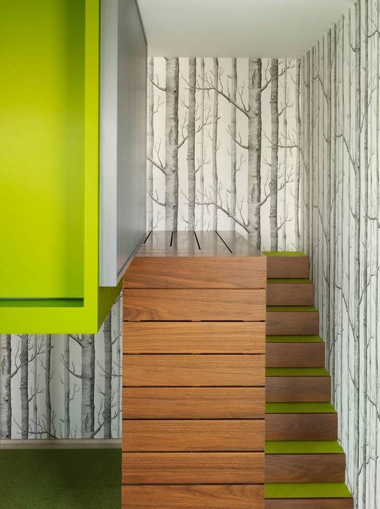 treppenhaus-renovieren-ideen-tapezieren-birke-stufen-hz-akzente-neongruen