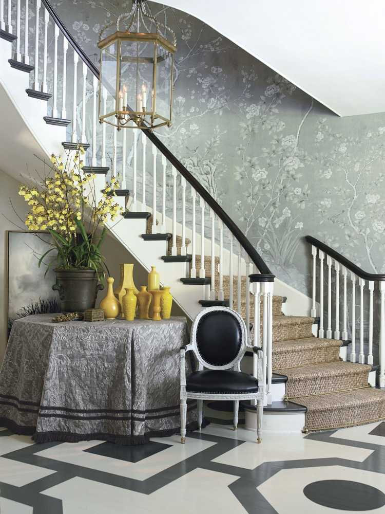 treppenhaus-renovieren-ideen-tapezieren-elegant-schwarz-weiss-floralmuster-beistelltisch