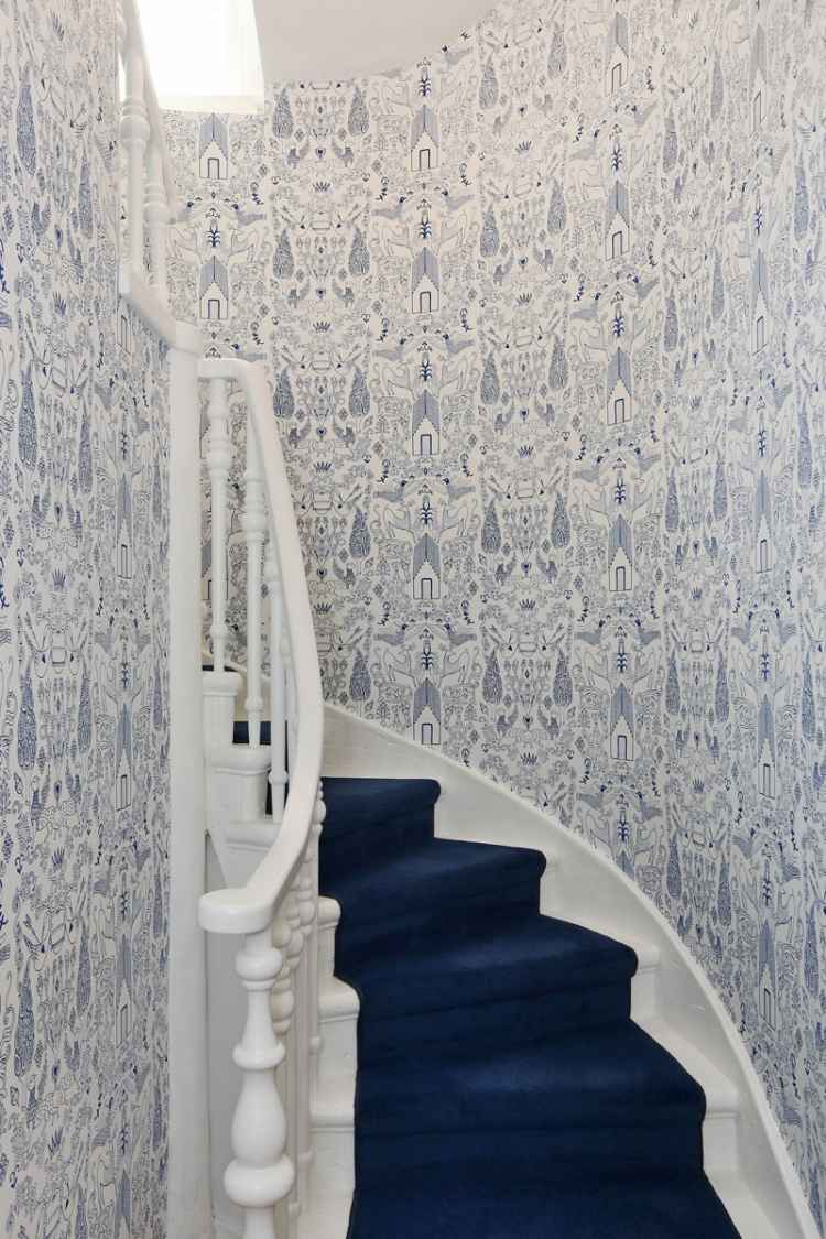 treppenhaus-renovieren-ideen-tapezieren-stilvoll-elegant-weiss-dunkelblau-teppich-gelaender