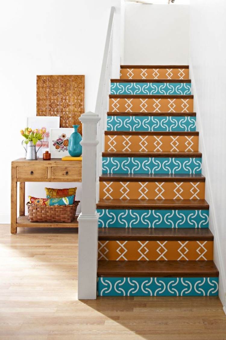 treppenhaus-renovieren-ideen-treppen-stufen-dekorieren-muster-holz-tuerkis-ornamente
