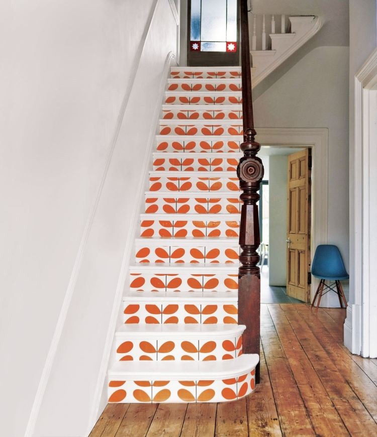 treppenhaus-renovieren-ideen-treppen-stufen-dekorieren-vintage-holzgelaender-gedrechselt-figuren