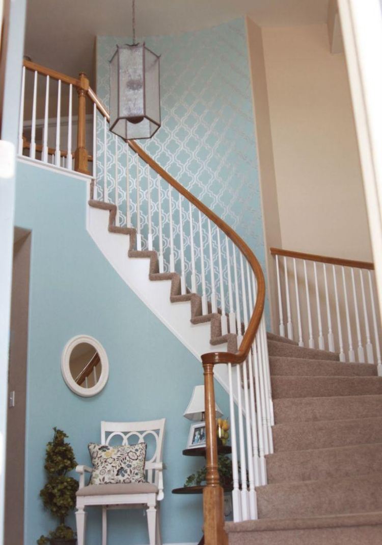 treppenhaus-renovieren-streichen-ideen-babyblau-weiss-holzgelaender-tapete