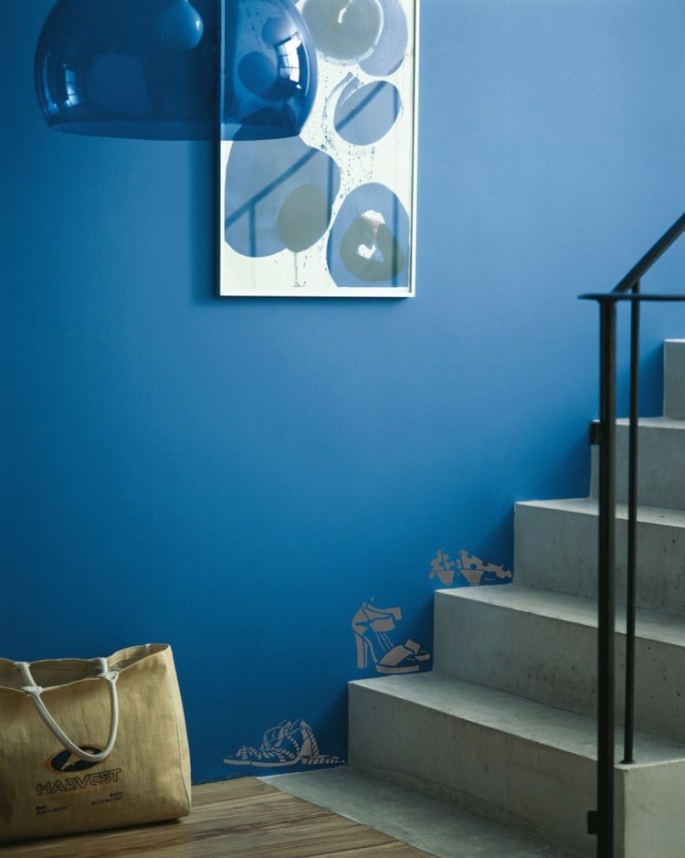  Treppenhaus renovieren -streichen-ideen-blau-betontreppen-metallgelaender-wanddeko-wandtattoos