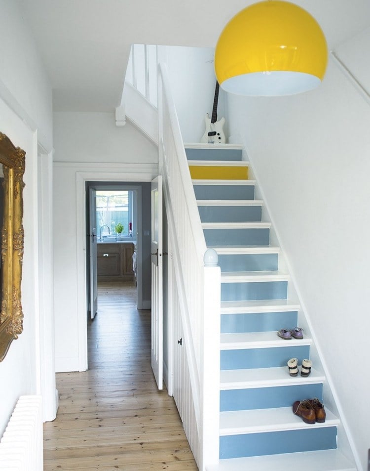 treppenhaus-renovieren-streichen-ideen-flur-weiss-stufen-babyblau-pendelleuchte-gelb