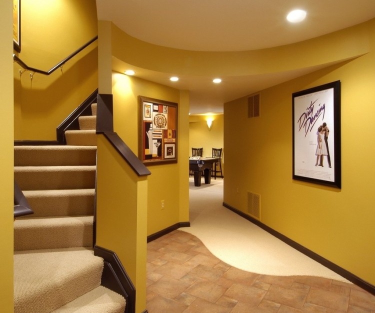 treppenhaus-renovieren-streichen-ideen-gelb-leuchtend-teppichboden-treppenstufen-spots-beleuchtung