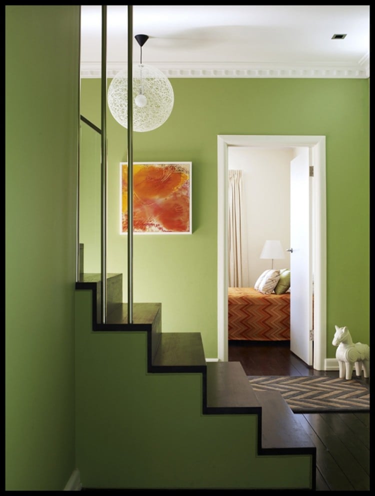 treppenhaus-renovieren-streichen-ideen-gruen-stufen-schwarz-frisch-modern