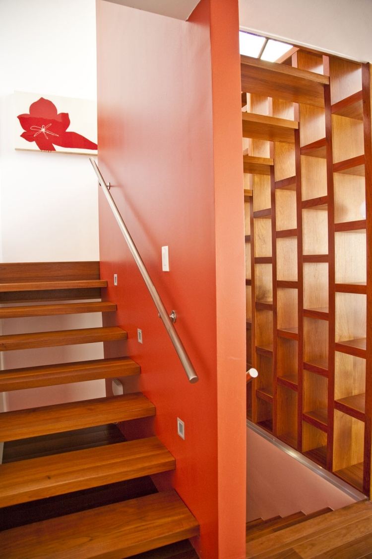treppenhaus-renovieren-streichen-ideen-holz-stufen-dekorative-wand-regale