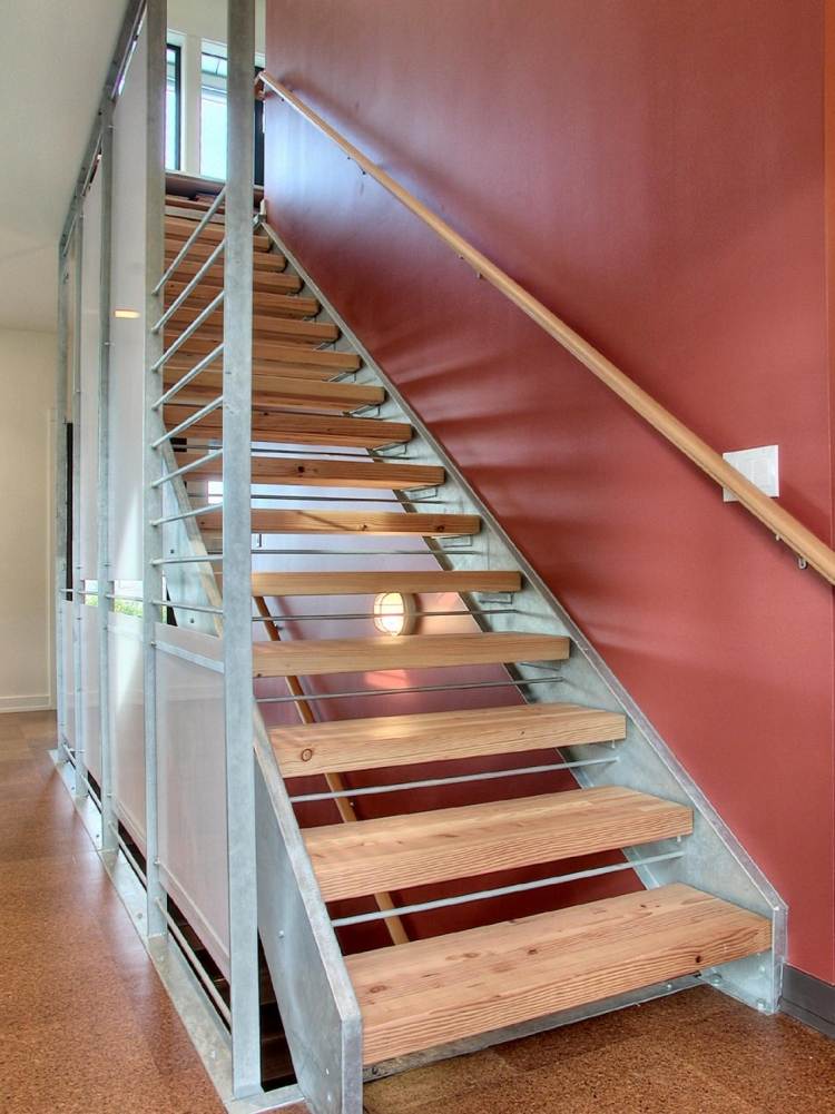 treppenhaus-renovieren-streichen-ideen-holz-stufen-metall-terracotta-wandfarbe-holzgelaender