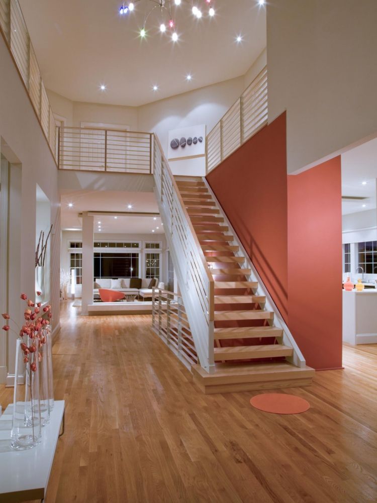 treppenhaus-renovieren-streichen-ideen-holzboden-wandfarbe-terracotta-beleuchtung-spits-modern