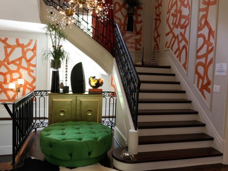 treppenhaus-renovieren-streichen-ideen-kreatives-design-stuck-motive-verspielt-orange