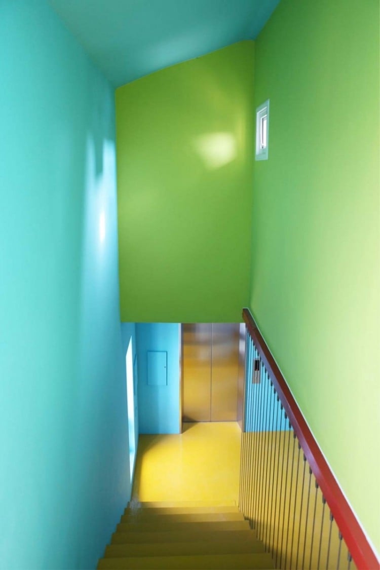treppenhaus-renovieren-streichen-ideen-neonfarben-modern-gelb-blau-gruen-leuchtend