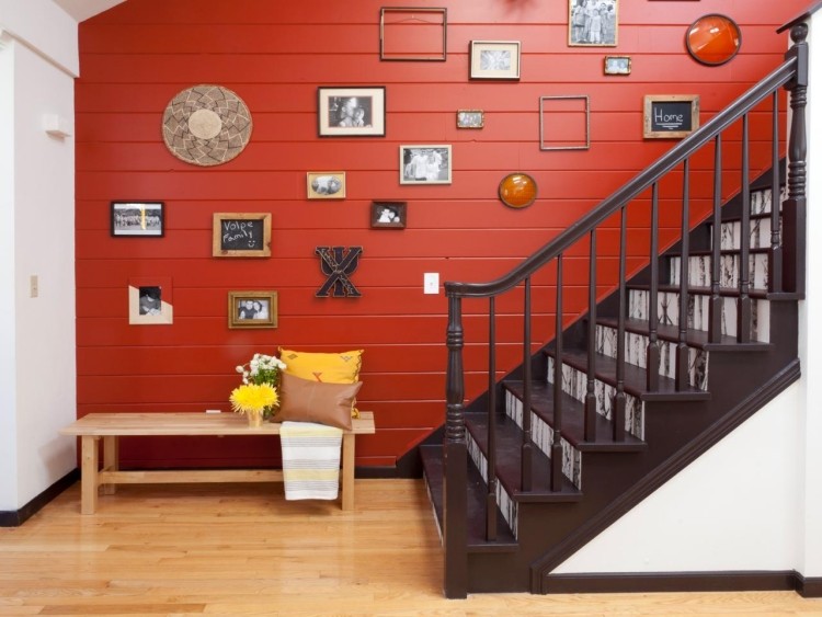  Treppenhaus renovieren -streichen-ideen-rot-wand-wandverkleidung-stufen-schwarz-sitzbank-bilder