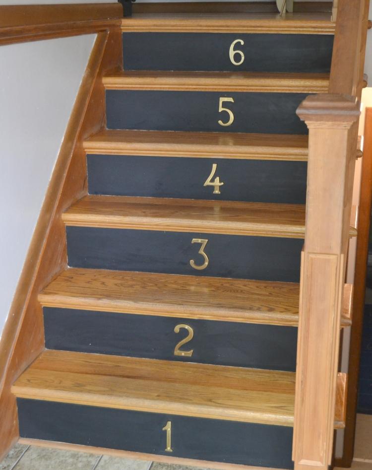 treppenhaus-renovieren-streichen-ideen-treppen-stuffen-schwarz-nummerieren