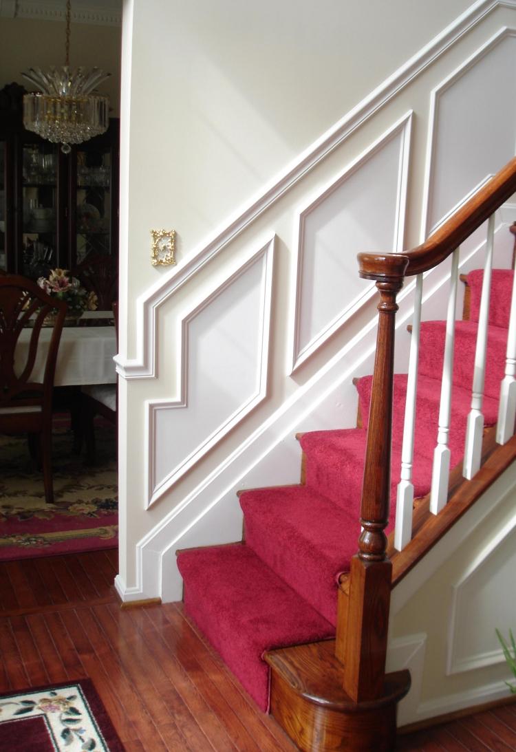 treppenhaus-renovieren-streichen-ideen-treppenstufen-purpur-teppich-weich-holzgelaender