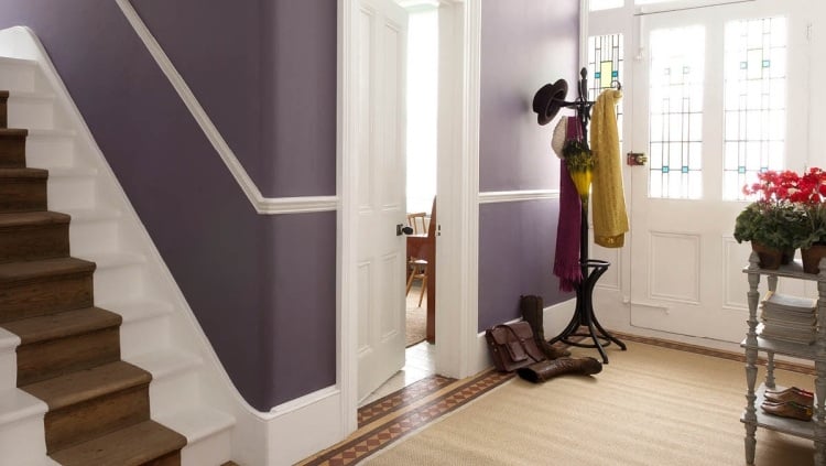 treppenhaus-renovieren-streichen-ideen-violett-wandfarbe-weiss-stuck-holzstufen