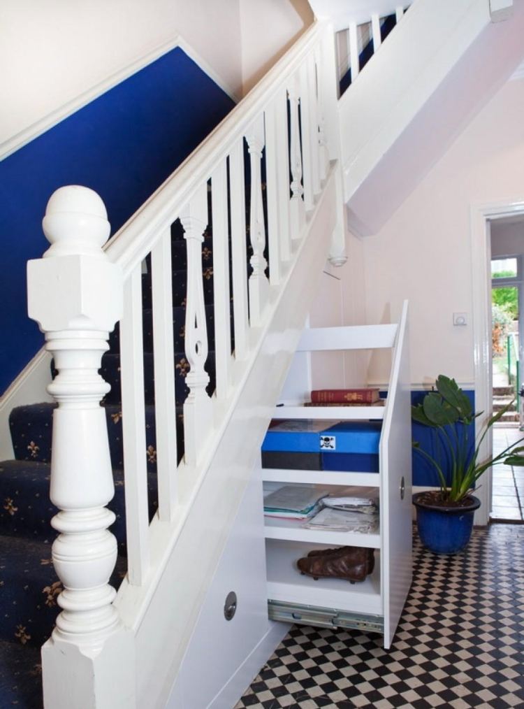 treppenhaus-renovieren-streichen-ideen-weiss-blau-holzgelaender-gedrechselt