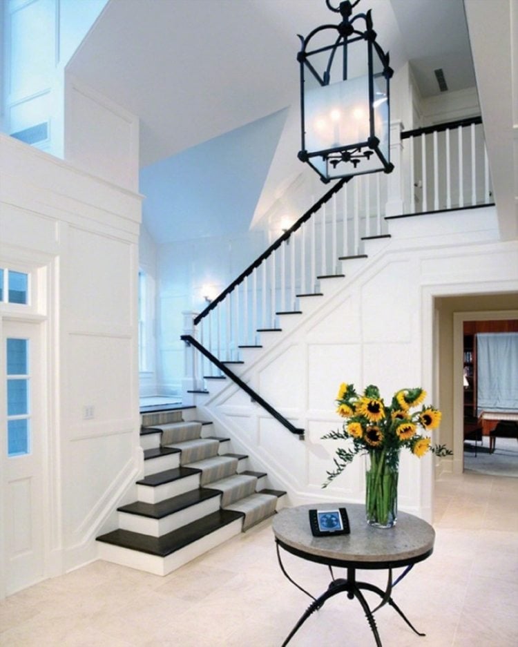 treppenhaus-renovieren-streichen-ideen-weiss-schwarz-elegant-leuchte-beistelltisch