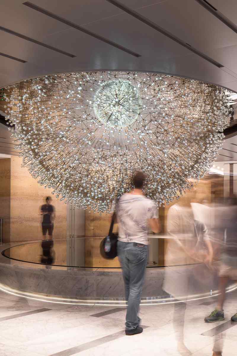 unser-weltall-skulptur-glas-lucent-kunstwerk-verspiegelte-oberflaeche-lobby-hancock-center
