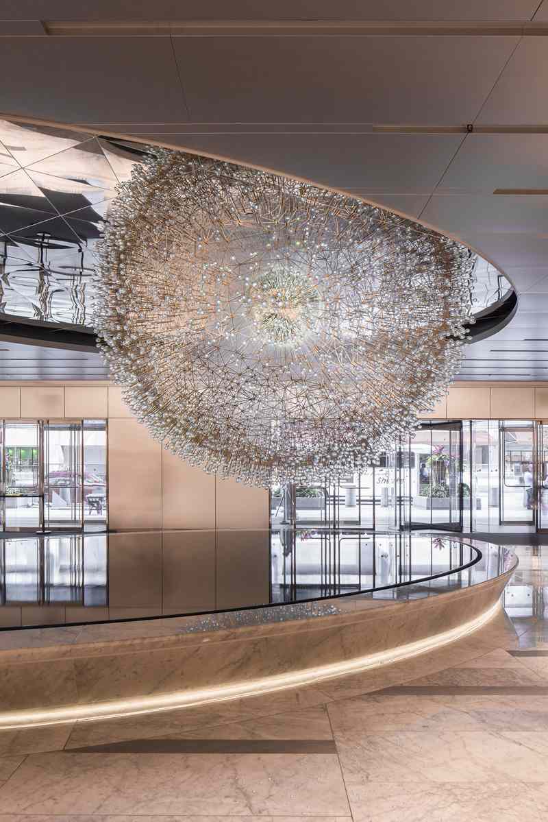 unser-weltall-skulptur-glas-lucent-leuchte-beleuchtung-lobby-kunstwerk