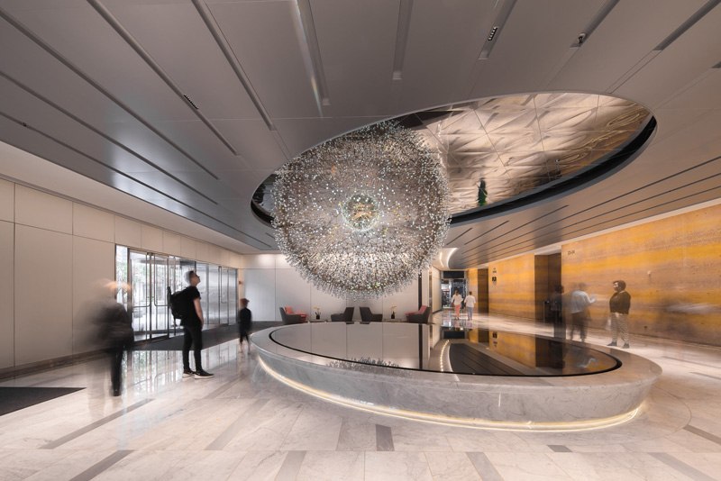 unser-weltall-skulptur-glas-lucent-lobby-hancock-center