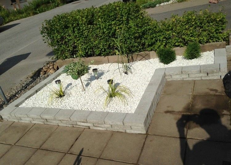 vorgarten gestalten pflegeleicht-hochbeet-betonplatten-weisser-kies
